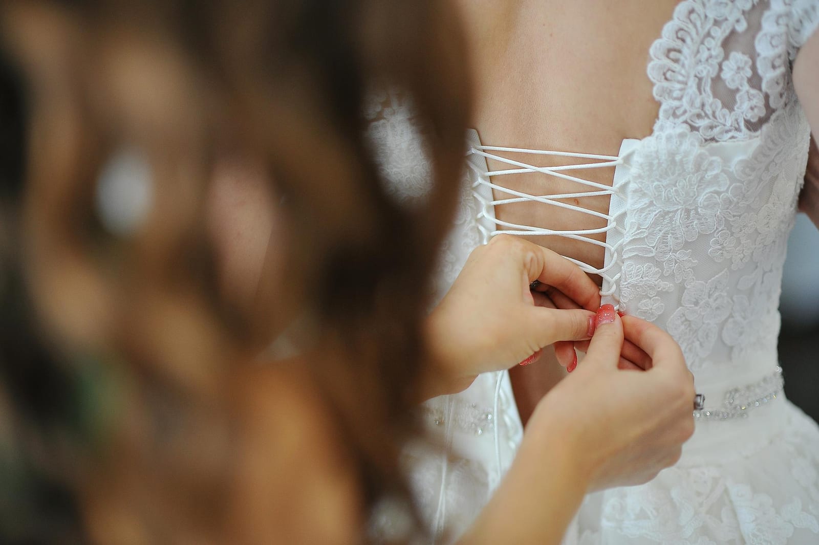 Vestidos de noiva e de madrinha expostos lado a lado